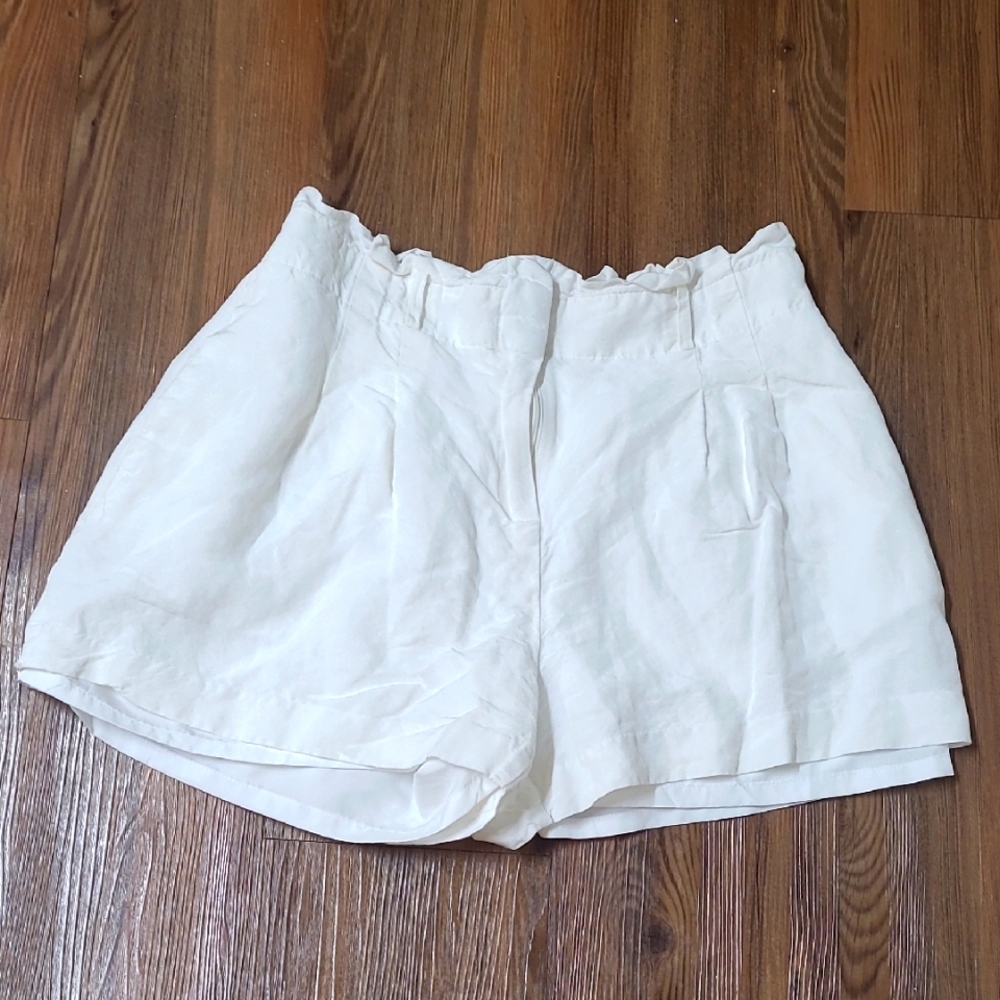 Ann Taylor High Waist White Shorts for women zise 8p used good condition.